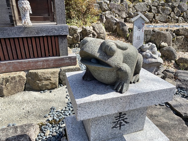 かえる神社　狛蛙