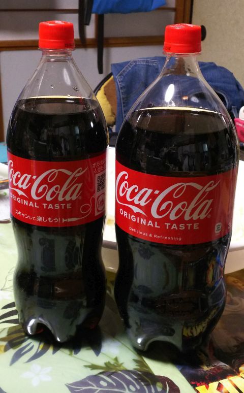 コカコーラ1.5Lと2Lの大きさ比べ画像