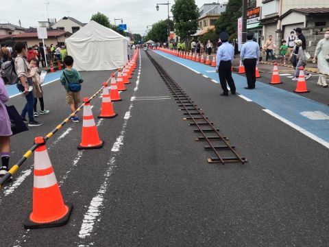 JRのミニ新幹線です。今までの久喜市民まつりは旧駅前通りに線路が敷かれていましたが、今回は規模縮小で新しい駅前通りに設置していました。そんなわけで屋台が少なくて残念～！