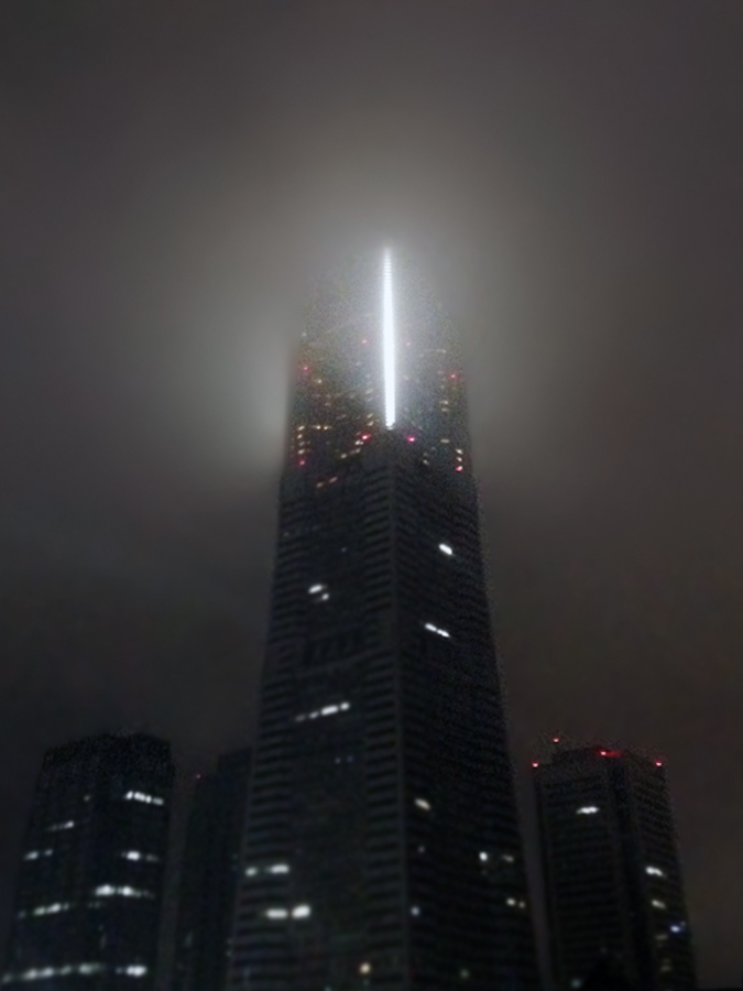 霧中のランドマークタワー