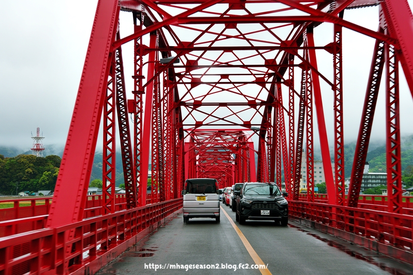 雨の赤鉄橋