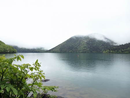霧がかかる天望山と然別湖