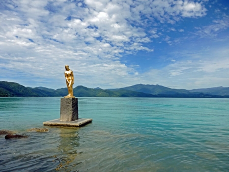 田沢湖のたつこ像