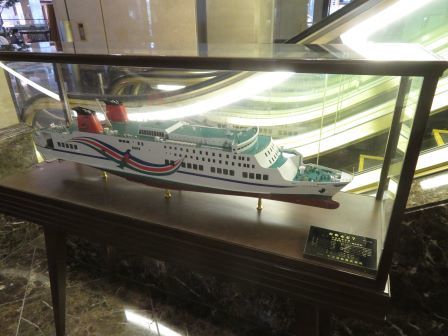 今治国際ホテルロビーには船の模型がいくつも