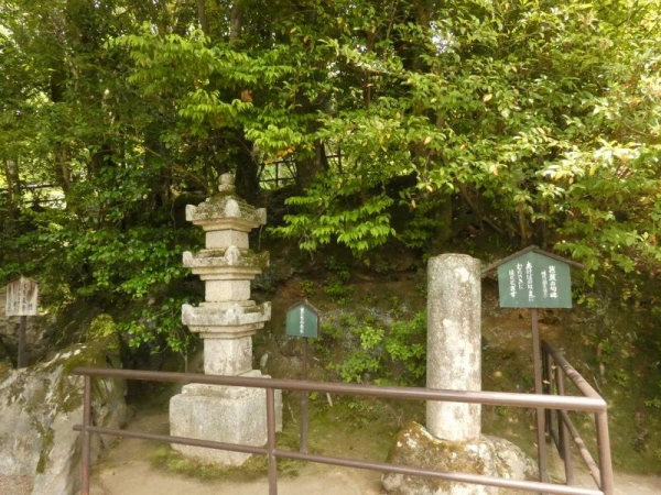 石山寺　紫式部供養塔と芭蕉句碑