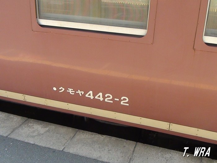 JR西日本の検測電車クモヤ443系を激写！折尾駅で白いかもめと並んだ