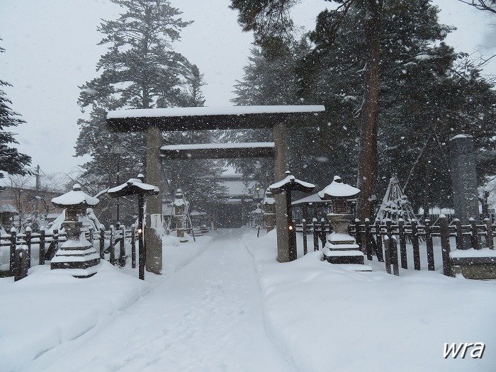 雪に覆われた米沢市松岬神社