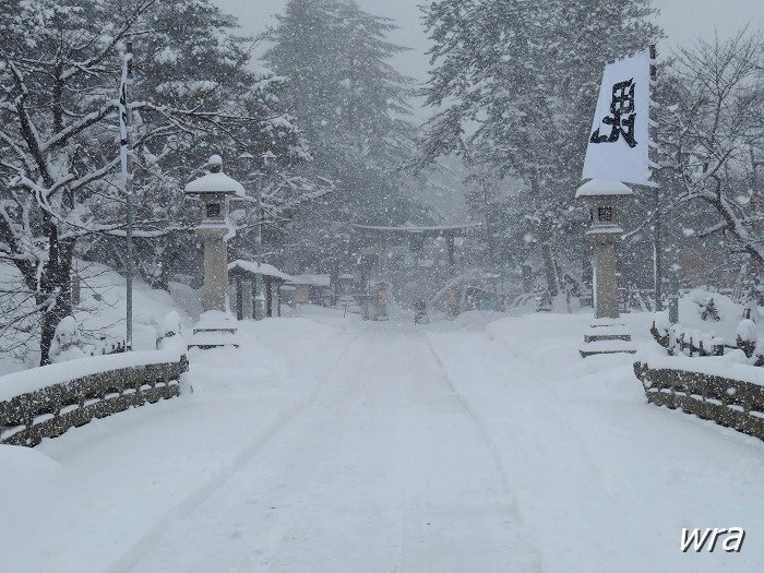 雪に覆われた米沢市上杉神社参道