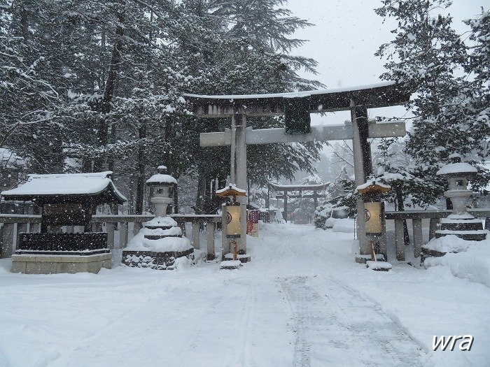 雪に覆われた米沢市上杉神社一の鳥居