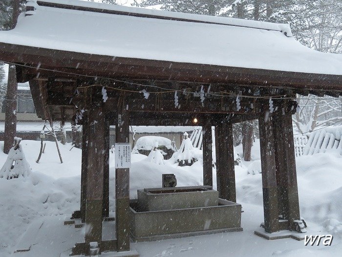 雪に覆われた米沢市上杉神社手水鉢