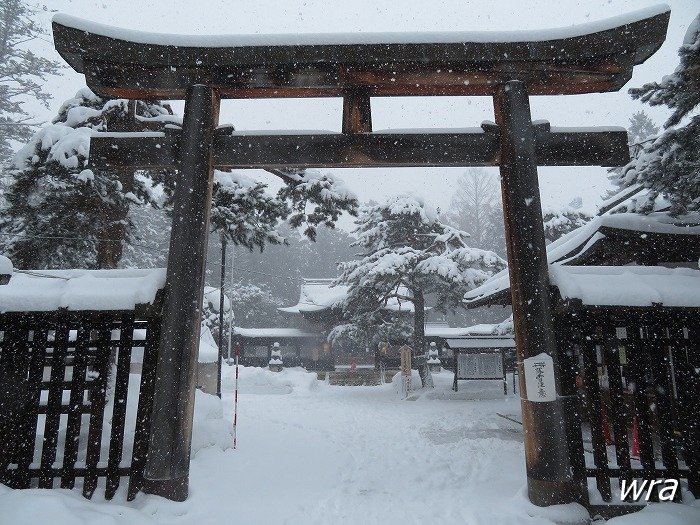 雪に覆われた米沢市上杉神社二の鳥居