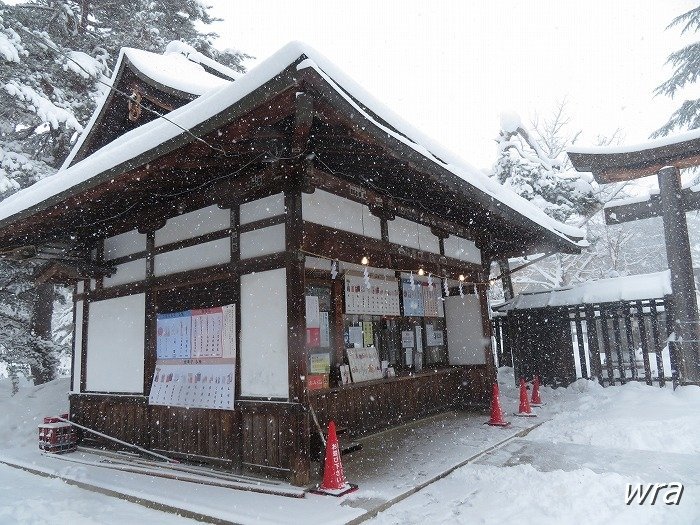 雪に覆われた米沢市上杉神社授与所