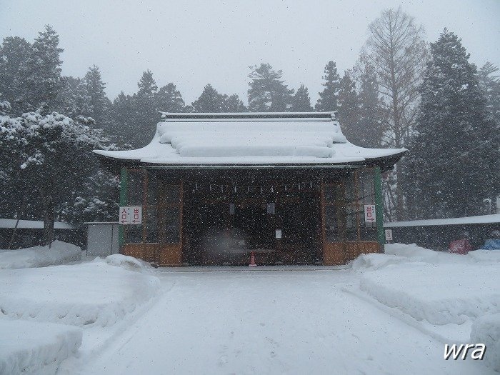 雪に覆われた米沢市上杉神社社殿
