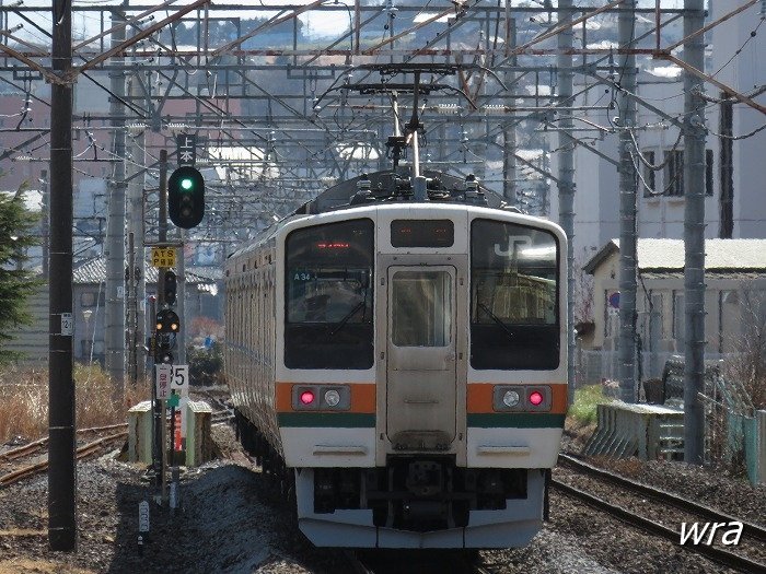 渋川駅に到着する211系