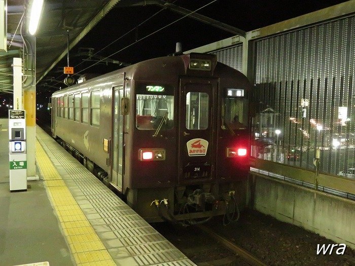 桐生駅で出発を待つわたらせ渓谷鉄道わ89-314
