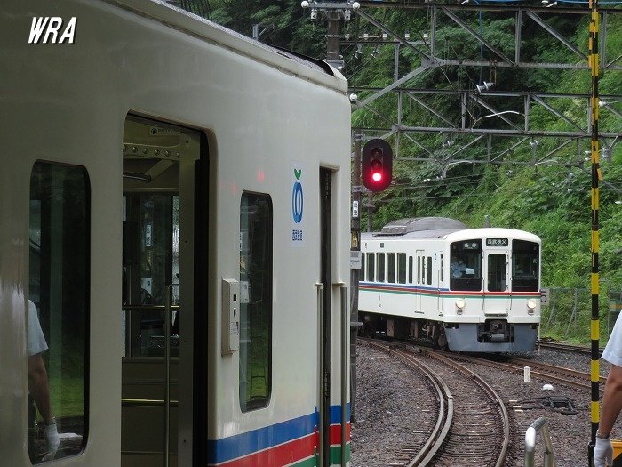 西武池袋線吾野駅で交換する4000系