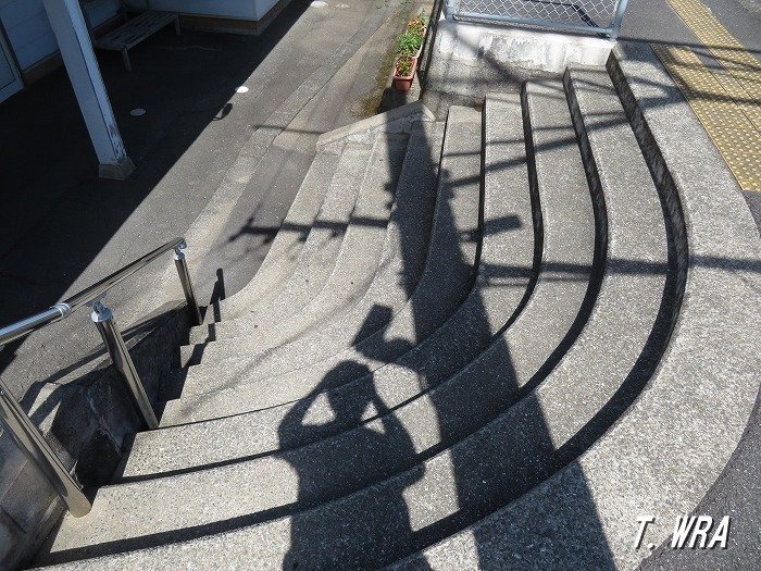 JR湯江駅本屋とホームを繋ぐ階段