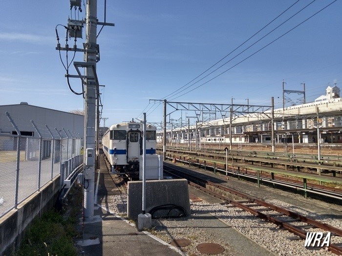 キハ47形と817系3000番台と800系新幹線が竹下駅で並ぶ